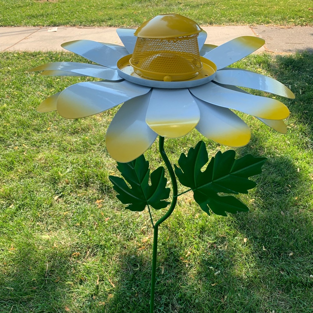 FLASH SALE Garden Daisy Bird Feeder Pick
